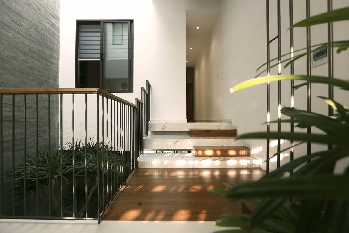 Giếng trời trong vắt và xinh xắn nằm ở tâm ngôi nhà, giúp hút gió cho toàn bộ không gian.