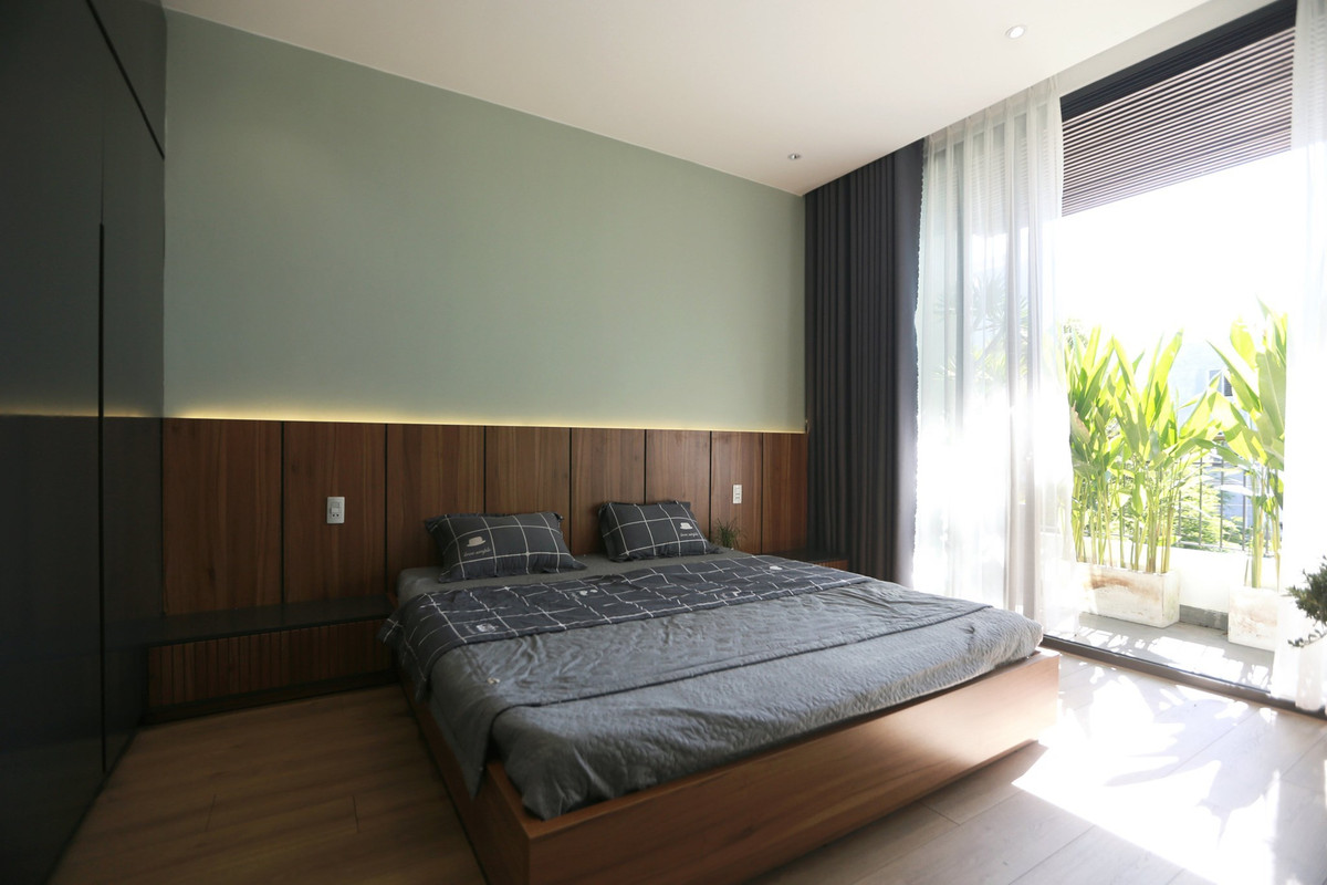 Phòng ngủ tối giản, êm ái, mang đến giấc ngủ sâu cho gia chủ.