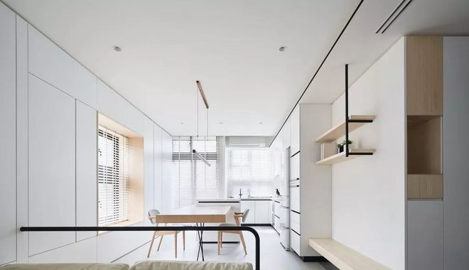 Phía sau ghế sofa chính là bàn ăn, cạnh đó cửa sổ lớn hút ánh sáng tự nhiên bên ngoài vào trong. Cả gia đình có thể ngồi quây quần vừa ăn vừa xem tivi