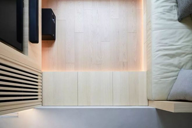 Sàn nhà ở phòng khách được nâng cao hơn, không chỉ tạo sự mới mẻ cho không gian mà ẩn đằng dưới lớp gỗ là nơi trữ đồ rất khéo léo