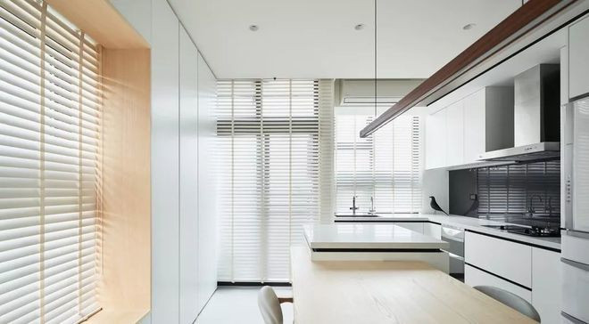 Bếp không rộng lắm nhưng ấn tượng là dùng tông màu sáng kèm ánh sáng tự nhiên bên ngoài. Nội thất bên trong đầy đủ để có thể chế biến món ăn