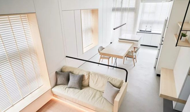 Bếp được bố trí ngay cạnh bàn ăn ở góc hình chữ L, không gian thiết kế đơn giản