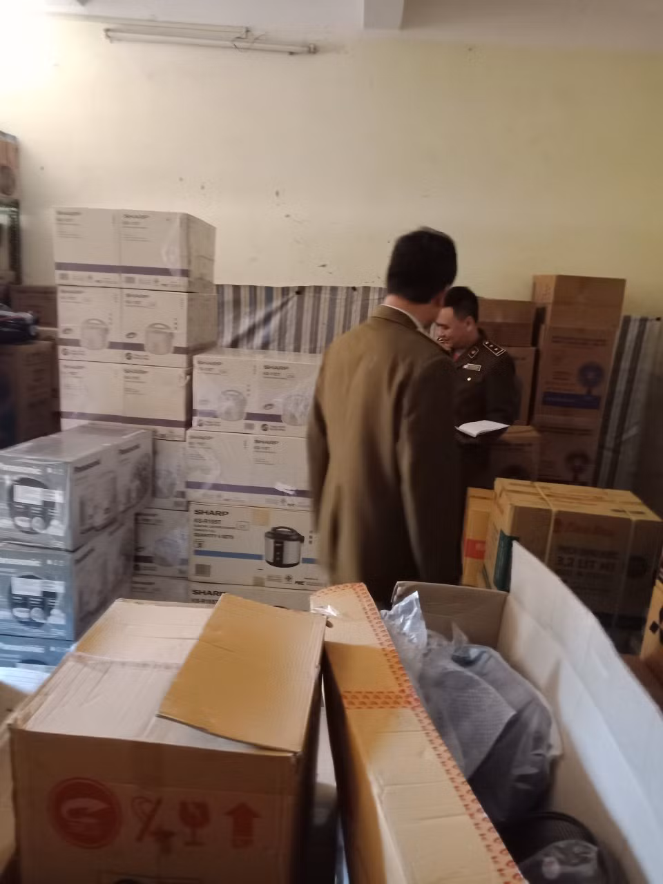 Hang loat noi com dien khong ro nguon goc