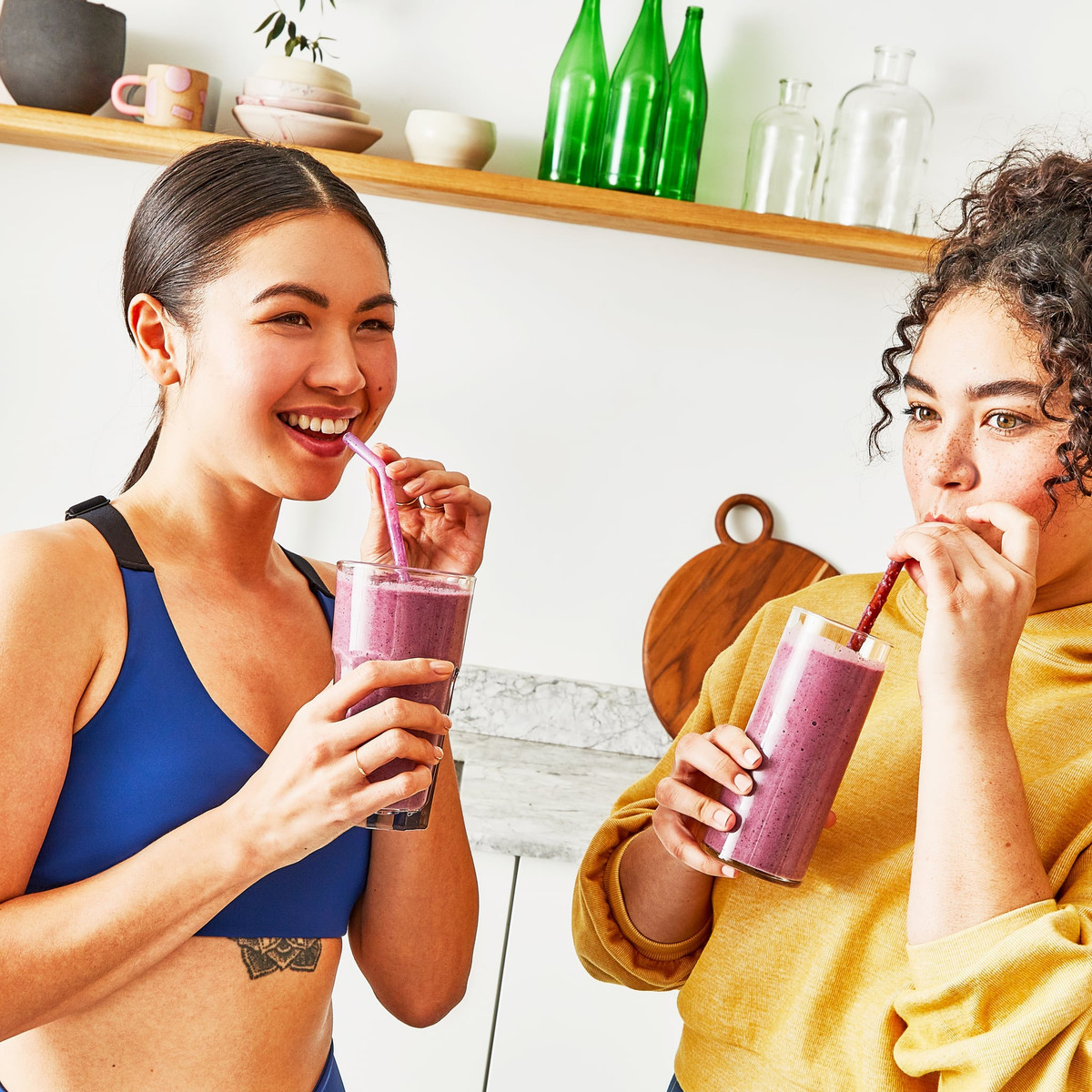  3. Sinh tố: Đây là lựa chọn tuyệt vời để giảm cân. Bạn nên tạo ra món sinh tố có sự cân bằng giữa protein, chất xơ, chất béo không bão hòa, vitamin và khoáng chất. Gợi ý dành cho bạn: Xay nhuyễn hỗn hợp gồm 20 gr bột protein, một nắm rau bina (hoặc bông cải xanh, cần tây, cải bó xôi), một quả chuối, một ít quả mọng (việt quất, mâm xôi), 1/4 quả bơ, một thìa hạt chia, một cốc nước hoặc sữa tách béo. Ảnh: PopSugar.