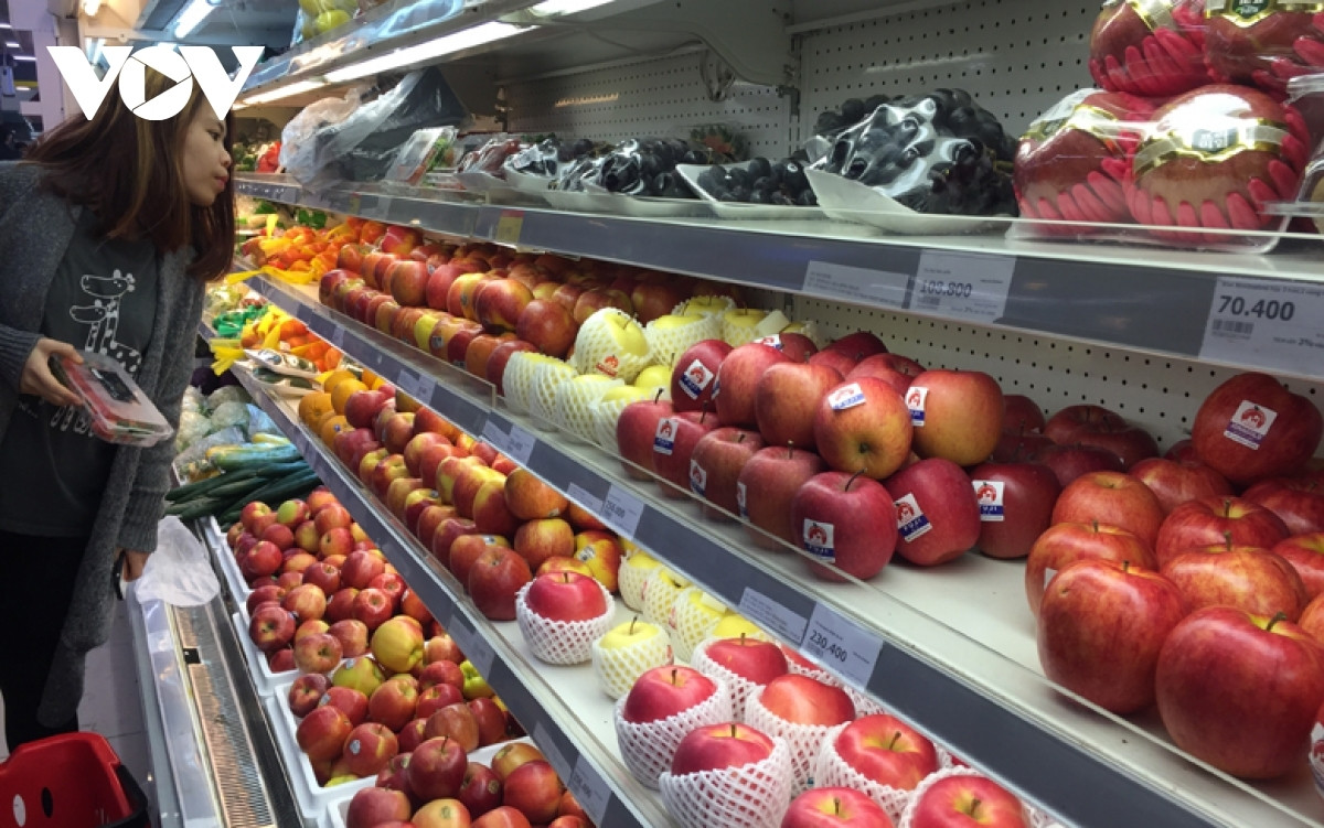 Can Tet, hoa qua ngoai day ap cac sieu thi, nguoi mua thua vang