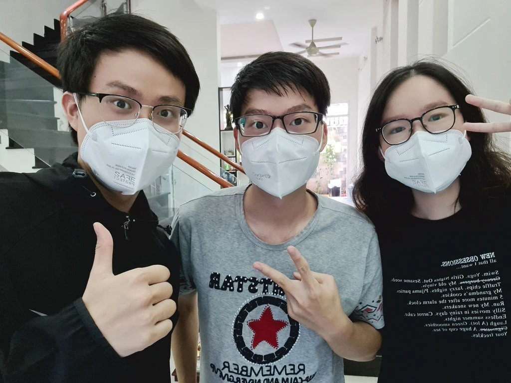 Trong đợt dịch Covid-19 căng thẳng tại TP.HCM, 3 anh em Quách Thiều Minh, Quách Minh Anh, Quách Gia Nghi (quận 10) đăng ký trở thành tình nguyện viên hỗ trợ chống dịch. Họ cùng là sinh viên ĐH Y Dược TP.HCM. Với tâm niệm đều được huấn luyện về kỹ năng y khoa, có kiến thức nhất định trong lĩnh vực y tế, 3 anh em mong muốn góp sức đẩy lùi dịch. Họ được ba mẹ tin tưởng, ủng hộ vì hiểu rằng đây là việc làm cần thiết và ý nghĩa. Dù vất vả, 3 anh em cảm thấy gắn kết, quan tâm nhau nhiều hơn bao giờ hết. Ảnh: NVCC.