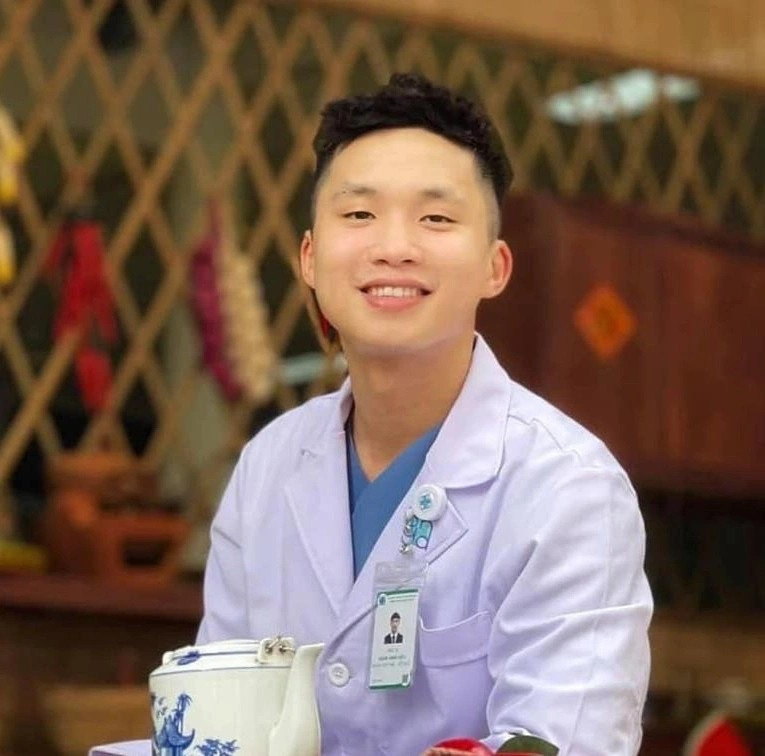 Cuối tháng 5, bác sĩ Đặng Minh Hiệu (28 tuổi), khoa Gây mê Hồi sức, nằm trong số 3 nhân viên y tế của Bệnh viện Đại học Y Dược TP.HCM, được cử đi Bắc Giang hỗ trợ chống dịch. Trước ngày lên đường, anh quyết định cạo trọc đầu để thuận tiện cho công việc. Hình ảnh bác sĩ trẻ cười tươi, thể hiện tinh thần lạc quan trước khi vào tâm dịch gây xúc động mạnh cho nhiều người. Chia sẻ với Zing, bác sĩ Hiệu cho hay động lực của anh đến từ mong muốn chia sẻ khó khăn với đồng nghiệp cũng như lan tỏa hình ảnh, thông điệp chống dịch tới cộng đồng. Ảnh: Nam Phương.