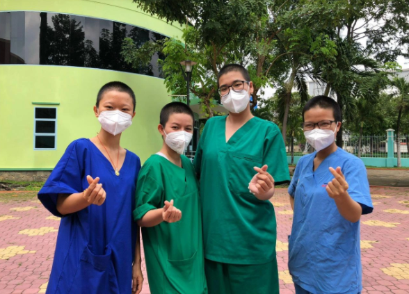 Khi tham gia tình nguyện ở Bệnh viện Hồi sức Covid-19 (TP Thủ Đức, TP.HCM) vào tháng 7, nhóm bạn gồm T rần Ngọc Bích Phương, Lê Thị Đài Trang, Nguyễn Trần Ngọc Lan, Phạm Thị Thùy Trang (tuổi từ 21 đến 26) quyết định cạo trọc đầu để tránh vướng víu khi mặc đồ bảo hộ và giảm nguy cơ lây nhiễm chéo. Họ hỗ trợ nhân viên y tế, chăm sóc F0, lau phòng bệnh, đổ rác, ai nhờ gì làm nấy. Vì an toàn của bản thân và gia đình, 4 cô gái không về nhà cho đến khi kết thúc đợt tình nguyện. Hình ảnh lạc quan của nhóm bạn khiến nhiều người cảm phục. Ảnh: NVCC.