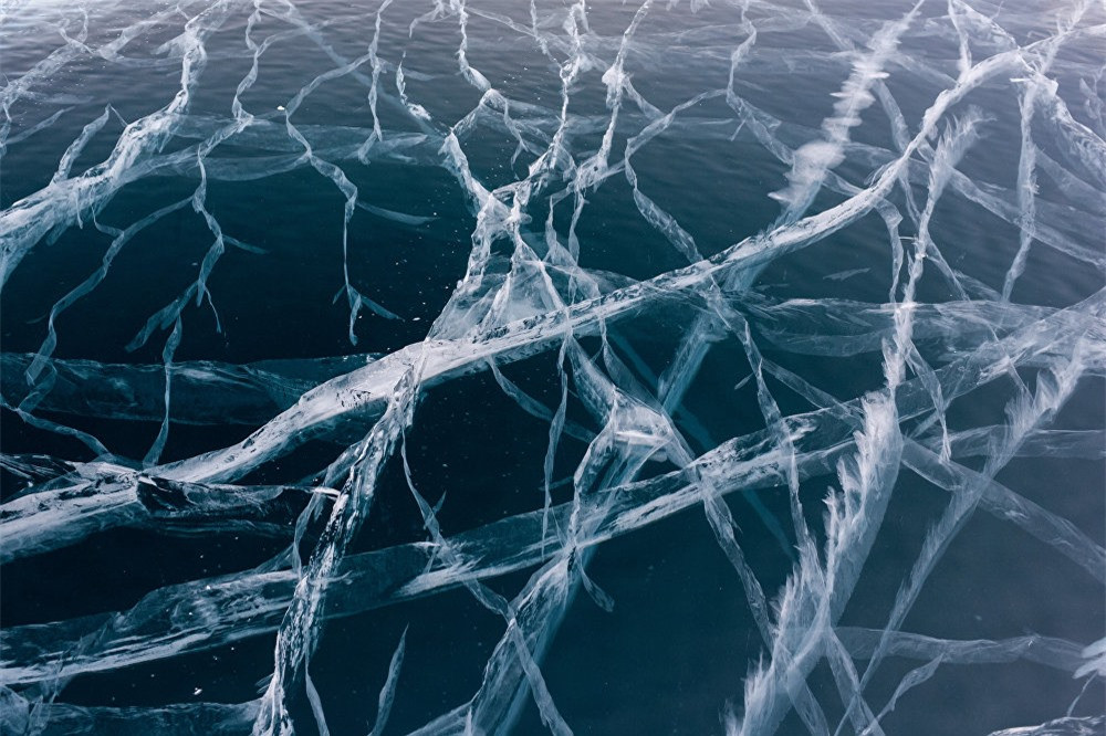 Nhà văn Nga Valentin Rasputin cho biết người dân bản địa và những người Nga đến đây vào thế kỷ 17 đều tôn thờ vẻ đẹp kỳ vĩ của hồ Baikal, gọi đây là “hồ linh thiêng”. Trong ảnh là mặt hồ phủ băng.