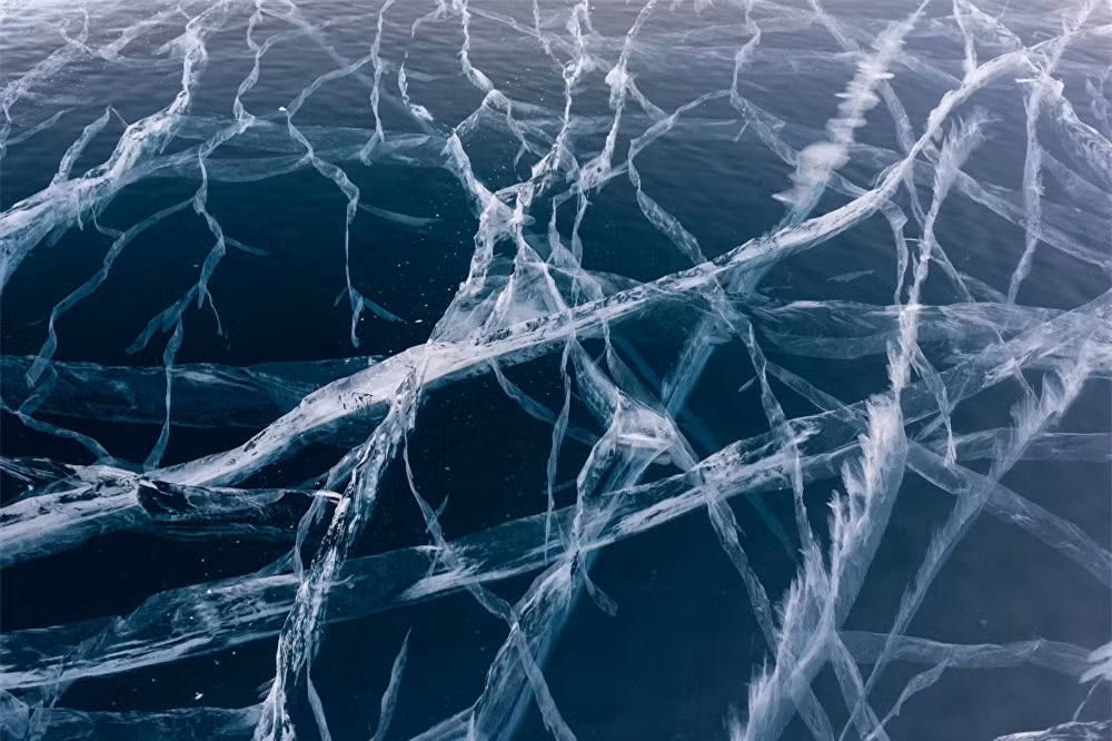 Nhà văn Nga Valentin Rasputin cho biết người dân bản địa và những người Nga đến đây vào thế kỷ 17 đều tôn thờ vẻ đẹp kỳ vĩ của hồ Baikal, gọi đây là “hồ linh thiêng”. Trong ảnh là mặt hồ phủ băng.