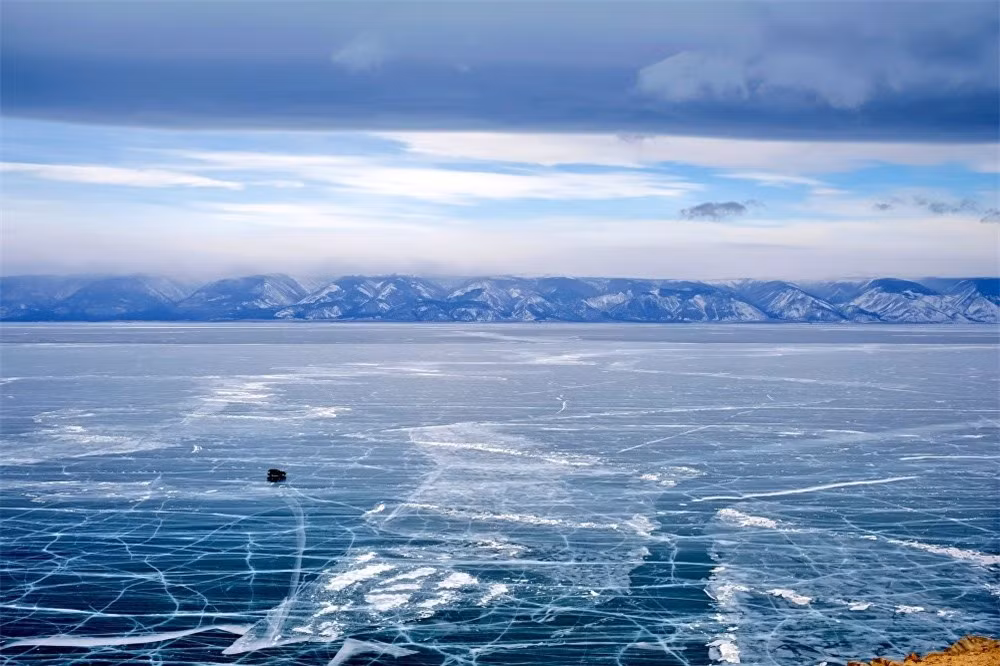 Nước hồ Baikal trong đến mức có thể thấy các vật thể ở độ sâu tới 40m.