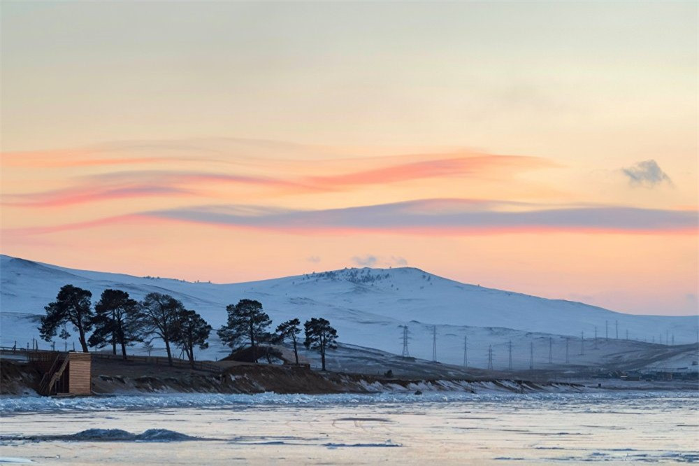 Nước ngọt tại hồ Baikal chiếm tới gần 20% dữ trữ nước ngọt uống được của thế giới. Khối lượng nước (trên 23.000m3) của hồ lớn hơn tổng khối lượng nước của Ngũ Đại Hồ ở Bắc Mỹ.