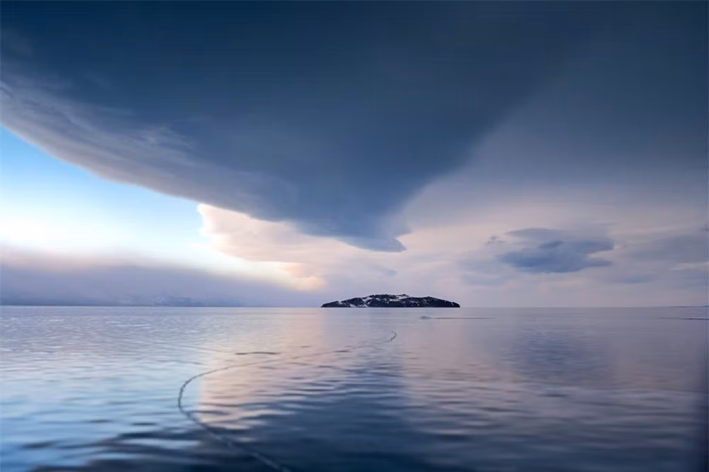 Hồ Baikal có cơ chế tự làm sạch là quần thể sinh vật phù du.