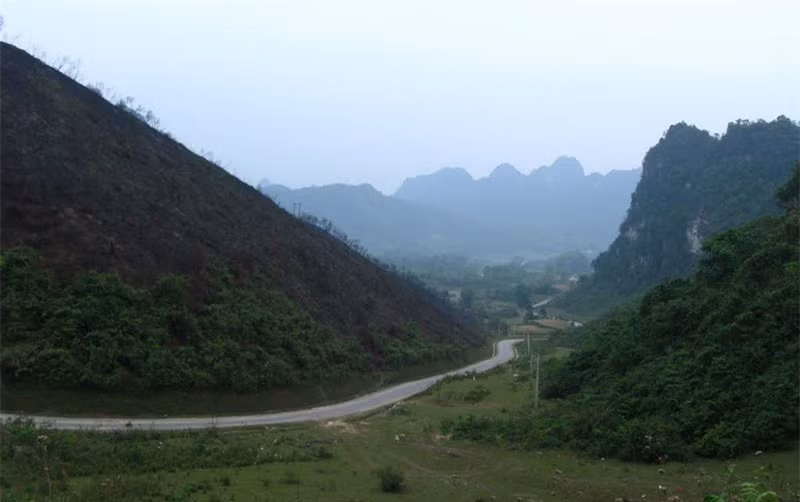  Cung đường đèo khá hiểm trở và rất nguy hiểm vào khi trời mưa. Ảnh: Huỳnh Phúc Hưng. 