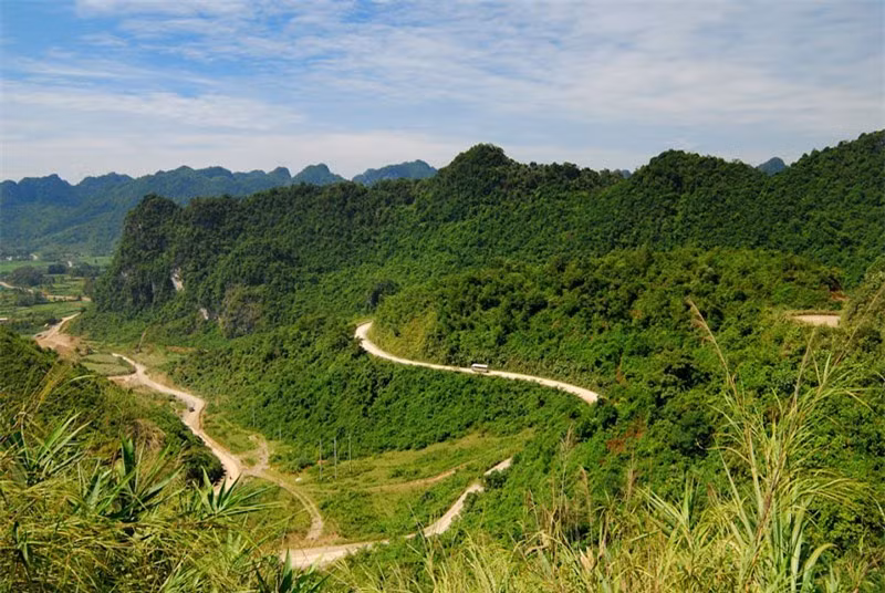  Phía Đông của đèo thuộc huyện Trùng Khánh, phía Tây thuộc địa phận huyện Quảng Uyên. Ảnh: Cao Minh. 