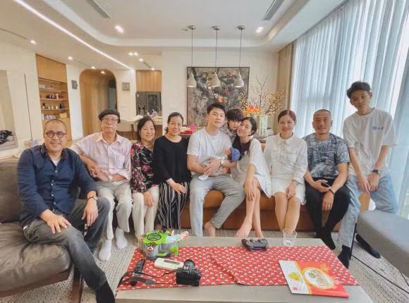 Trang Lou to chuc tiec day thang cho con-Hinh-3