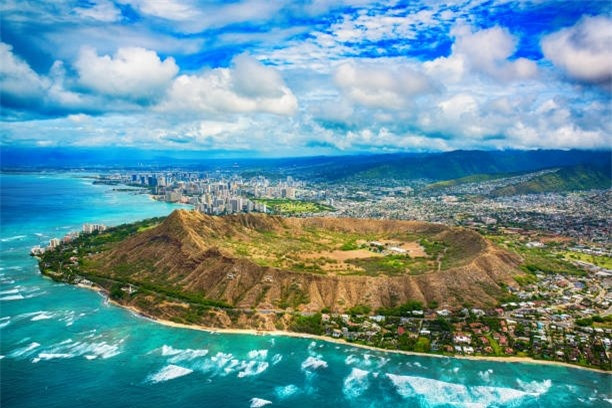 2. Núi lửa Diamond Head, Hawaii, Mỹ: Đỉnh Kim Cương hay còn có tên chính thức là Diamond Head được hình thành trên đảo Oahu của Hawaii.