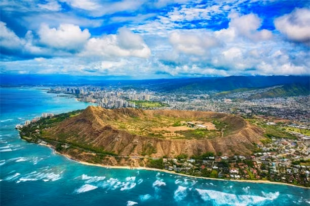 2. Núi lửa Diamond Head, Hawaii, Mỹ: Đỉnh Kim Cương hay còn có tên chính thức là Diamond Head được hình thành trên đảo Oahu của Hawaii.