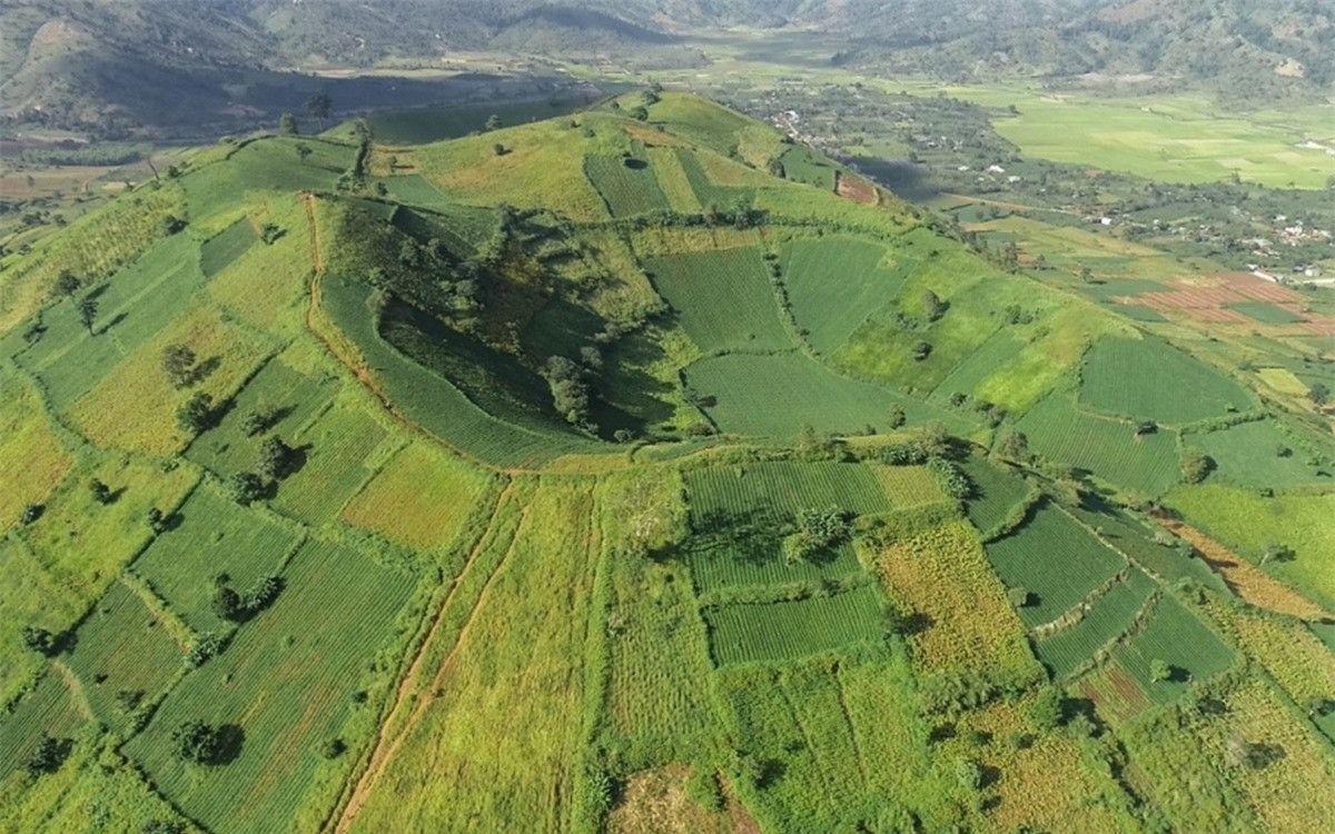3. Núi lửa Chư Đăng Ya, Gia Lai, Việt Nam: Cảnh quan độc đáo ở Chư Đăng Ya gây ấn tượng với các thửa ruộng bậc thang nhiều kích thước, hình thù đa dạng chắp vá thành chiếc chăn lớn bao phủ toàn khu vực.