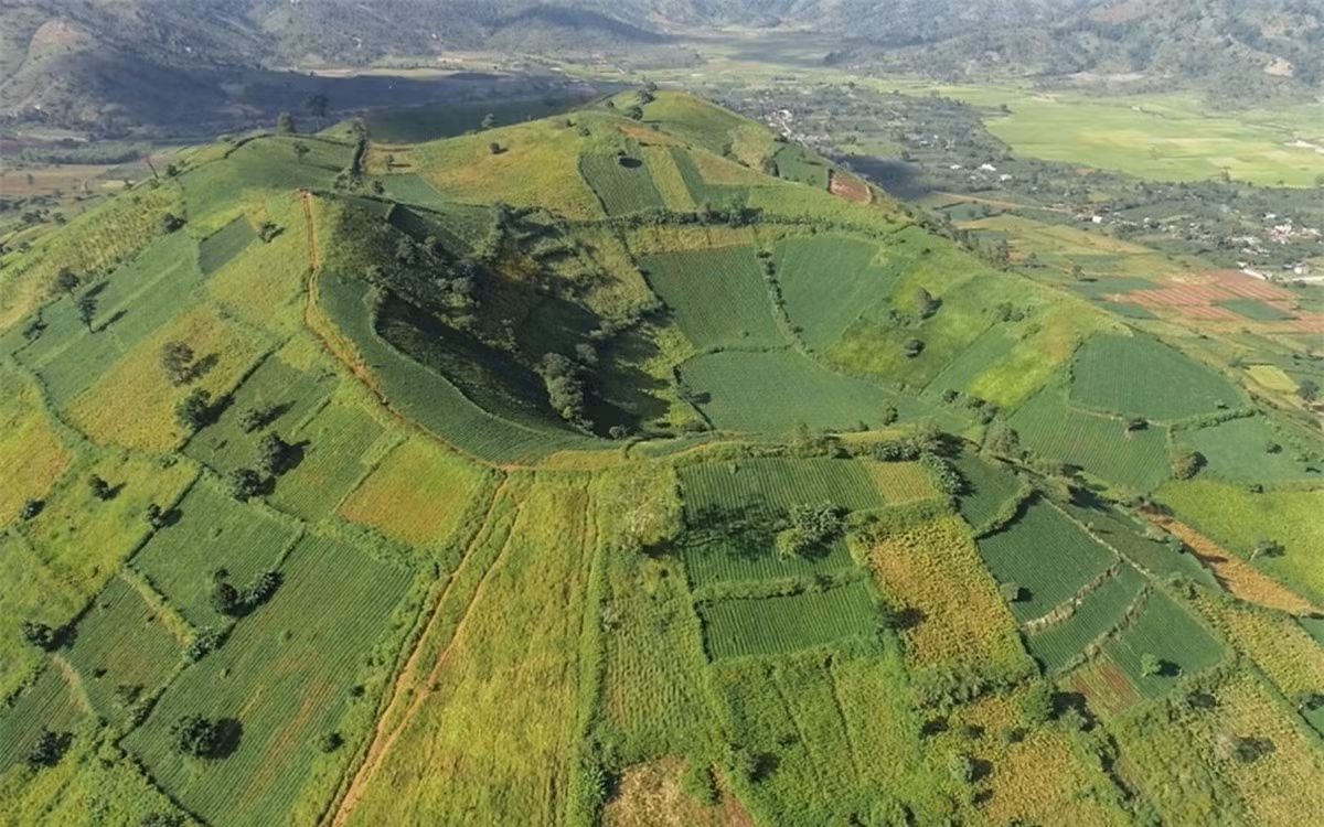 3. Núi lửa Chư Đăng Ya, Gia Lai, Việt Nam: Cảnh quan độc đáo ở Chư Đăng Ya gây ấn tượng với các thửa ruộng bậc thang nhiều kích thước, hình thù đa dạng chắp vá thành chiếc chăn lớn bao phủ toàn khu vực.