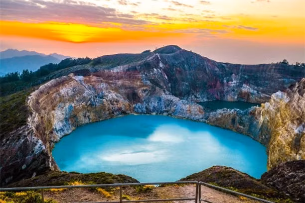 1. Núi lửa Kelimutu, Indonesia: Kelimutu là một ngọn núi lửa nằm gần thị trấn Moni, miền Trung đảo Flores. Núi lửa có 3 hồ với màu sắc khác nhau. Tiwu Ata Mbupu là hồ nước nằm ở phía tây và luôn có màu xanh. Hai hồ khác là Tiwu Nuwa Muri Koo Fai và Tiwu Ata Polo bị chia cắt bởi một vách đá núi lửa. 