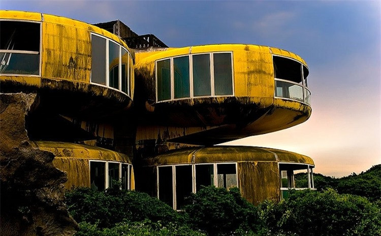 5. Nhà UFO Sanzhi, San Zhi, Đài Loan. Khu nhà này đã từng được xây dựng để phục vụ cho quân đội Mỹ vào năm 1978. Tuy nhiên đến thời điểm hiện tại, công trình này đã bị bỏ hoang.