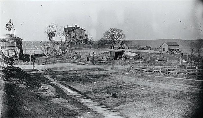  3. Trang trại hồ Seneca, New York. Là một trang trại cũ bị bỏ hoang tại tiểu bang New York nhưng hiện tại nơi đây đã trở thành địa điểm tập kết của các loại xe cổ.