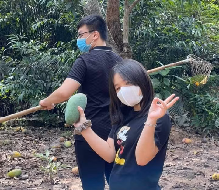 3 anh em o TP.HCM ban xoai, ung ho tien cho quy vaccine