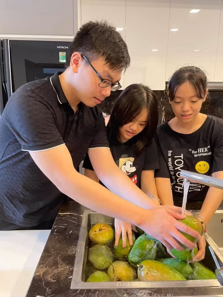 3 anh em o TP.HCM ban xoai, ung ho tien cho quy vaccine-Hinh-3