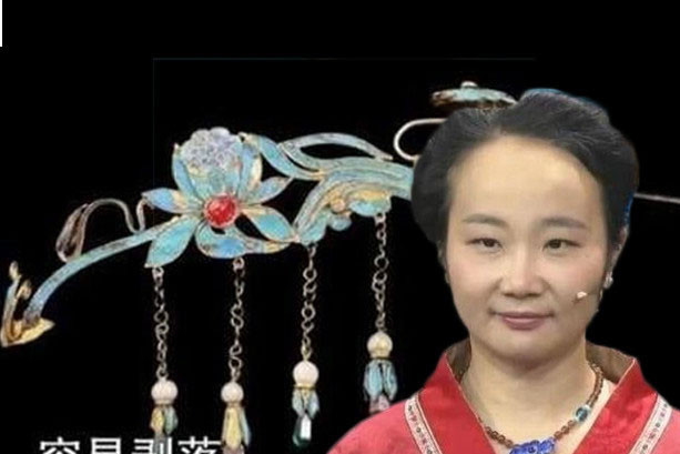 Co be deo chiec kep toc cu ngoai tang di kiem dinh, chuyen gia hot hoang