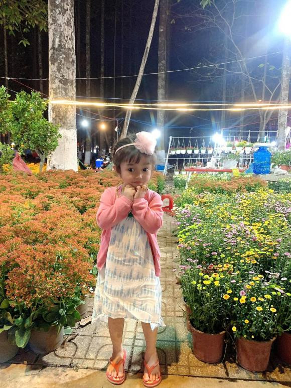 Con gai Le Duong Bao Lam, di du xuan cung phai deo vang-Hinh-2