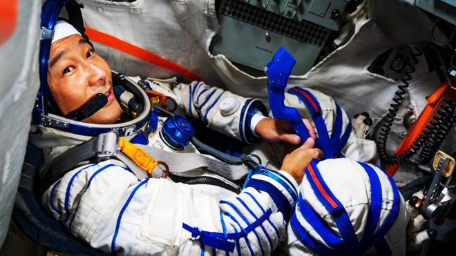 Tỷ phú Nhật Bản gây "sốc" khi đột ngột nhảy sang tàu Roscosmos của Nga! Ty phu Nhat Ban gay