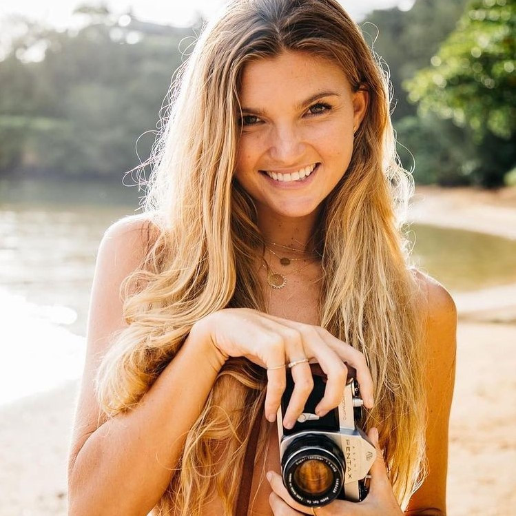 Sjana thể hiện tinh thần phóng khoáng, luôn truyền năng lượng tích cực đến dân mạng. Cô nàng gây ấn tượng bởi làn da nâu khỏe khoắn, nụ cười rạng rỡ và vóc dáng gợi cảm. Người đẹp Australia không ngại khoe dáng trong những shoot hình nghệ thuật táo bạo.