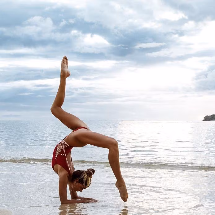 Nhiều người bất ngờ khi biết rằng cô nàng 26 tuổi đã trải qua thời thơ ấu khó khăn, từng mắc chứng trầm cảm ở tuổi 16. Bên cạnh sự hỗ trợ của gia đình, việc tập luyện yoga và thiền định cũng giúp cô vượt qua vấn đề tâm lý. Dù thoải mái chia sẻ về bản thân, Sjana rất kín tiếng về gia đình, không đăng thông tin hay hình ảnh cha mẹ và anh chị em lên mạng xã hội.