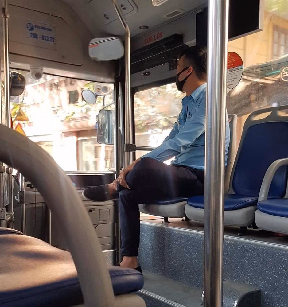 Cau chuyen cam dong cua anh phu xe bus va thai phu ban hang rong