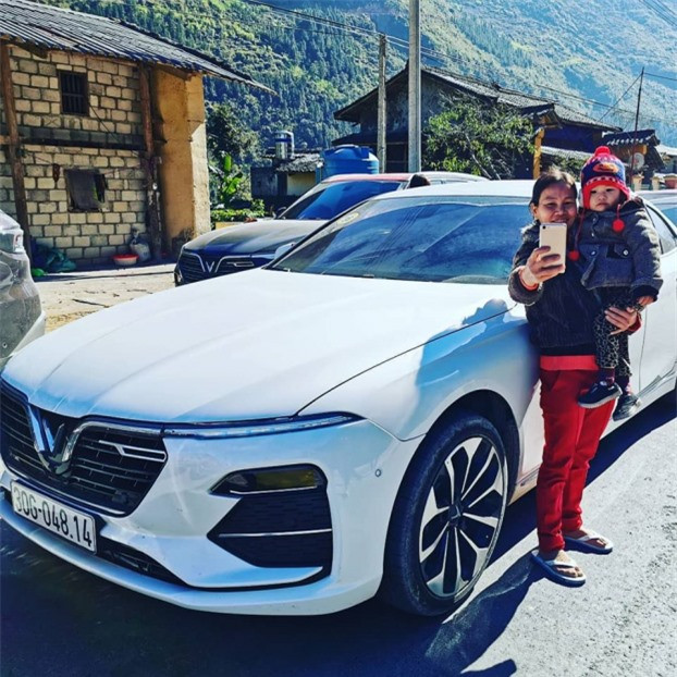 Những con người nơi địa đầu Tổ Quốc khiến nhà báo Phạm Trung Tuyến xúc động. Anh viết trên Facebook: "Trưa 7/12/2020, hơn 100 chiếc xe VinFast vượt qua dốc Thẩm Mã để dừng chân tại Phố Cáo, rất nhiều người dân địa phương đã ra đường chào đón. 