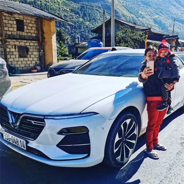 Những con người nơi địa đầu Tổ Quốc khiến nhà báo Phạm Trung Tuyến xúc động. Anh viết trên Facebook: "Trưa 7/12/2020, hơn 100 chiếc xe VinFast vượt qua dốc Thẩm Mã để dừng chân tại Phố Cáo, rất nhiều người dân địa phương đã ra đường chào đón. 