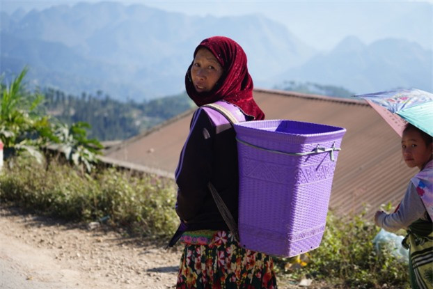 Từ Quản Bạ, Yên Minh, Phố Cáo, Lũng Cú, Đồng Văn, đâu đâu người ta cũng bắt gặp hình ảnh phụ nữ Mông với chiếc gùi trên vai. Chiếc gùi có mặt hầu hết trong đời sống sinh hoạt văn hóa của người Mông vùng núi. Đây là biểu tượng của lòng thủy chung, son sắt và mong ước cuộc sống no đủ, hạnh phúc. 