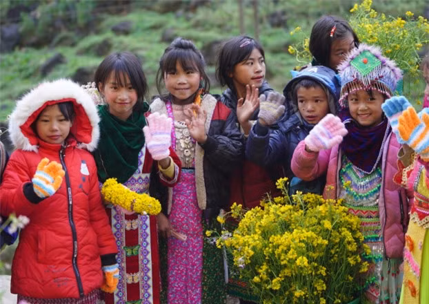 Những em bé vùng cao nở nụ cười hồn nhiên, vẫy chào “đoàn xe Quốc kỳ” suốt dọc đường gần 200 cây số từ thành phố Hà Giang lên đèo Mã Pì Lèng. 
