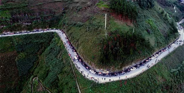 Theo các phượt thủ, một trong những điều bạn nên thử khi tới Hà Giang là trải nghiệm cuộc sống trong một gia đình người H’Mông. Người dân nơi đây nổi tiếng hiếu khách, thân thiện nên bạn sẽ dễ dàng hơn khi hòa mình vào đời sống sinh hoạt hàng ngày của họ.Đặc biệt, mùa du lịch ở Hà Giang kéo dài quanh năm nên bạn có thể khám phá bất kỳ thời điểm nào. Mỗi mùa, từ thành phố đến huyện thị đều mang một vẻ đẹp riêng, một màu sắc không thể trộn lẫn với bất cứ nơi đâu. Đó là sức hút rất khó cưỡng của vùng đất địa đầu Tổ quốc. 