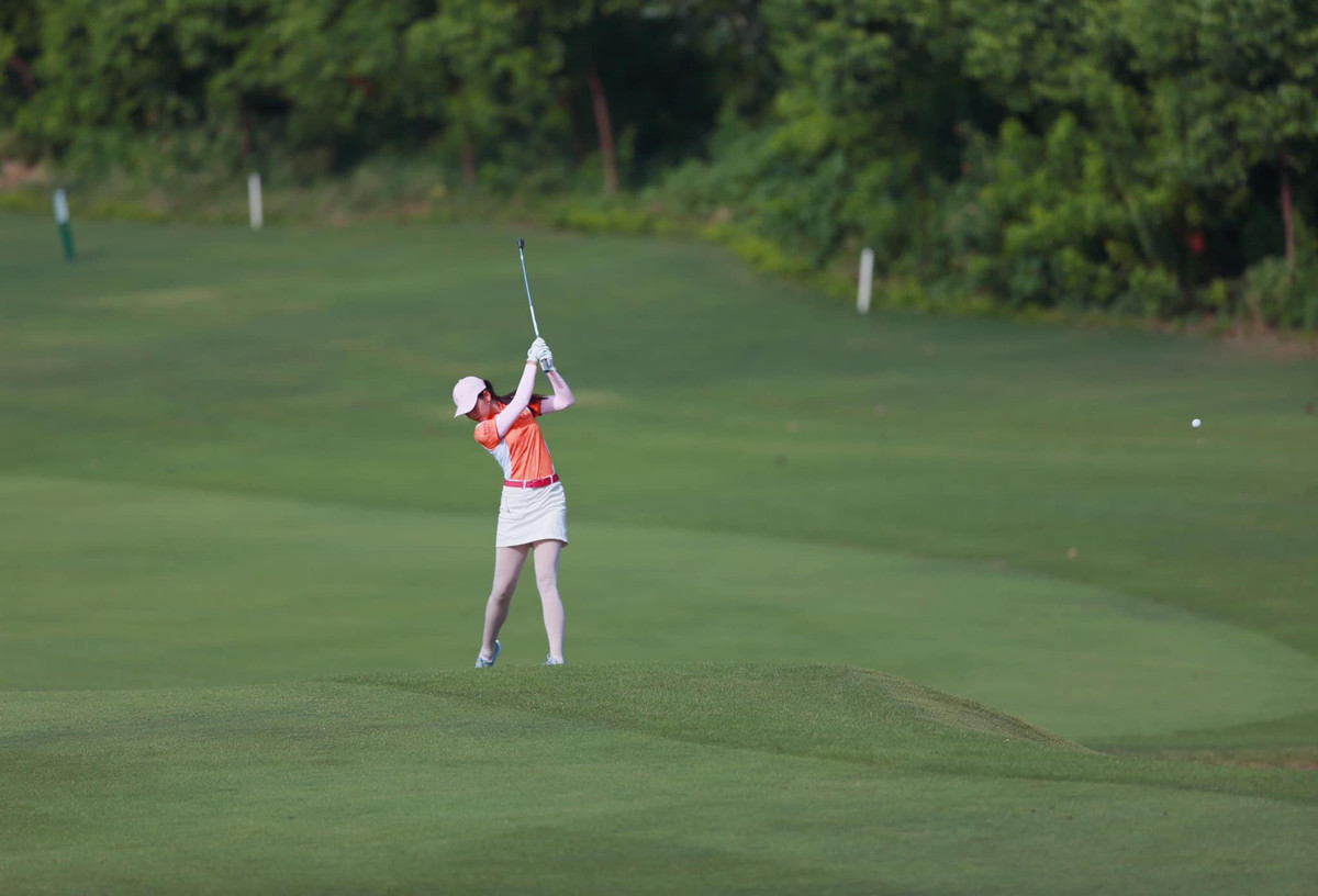 Được biết, Thanh Tú bắt đầu tập golf vào năm ngoái, sau khi được bạn "rủ rê". So với các đàn chị, cô bén duyên với golf sớm nhất, nhưng lịch học và công việc bận rộn khiến cô không có thời gian luyện tập nhiều. Để chuẩn bị cho Tiền Phong Golf Championship 2020, người đẹp sinh năm 1996 luôn duy trì ít nhất 2 lần/ tuần, ra sân hoặc luyện tập ở sân tập.