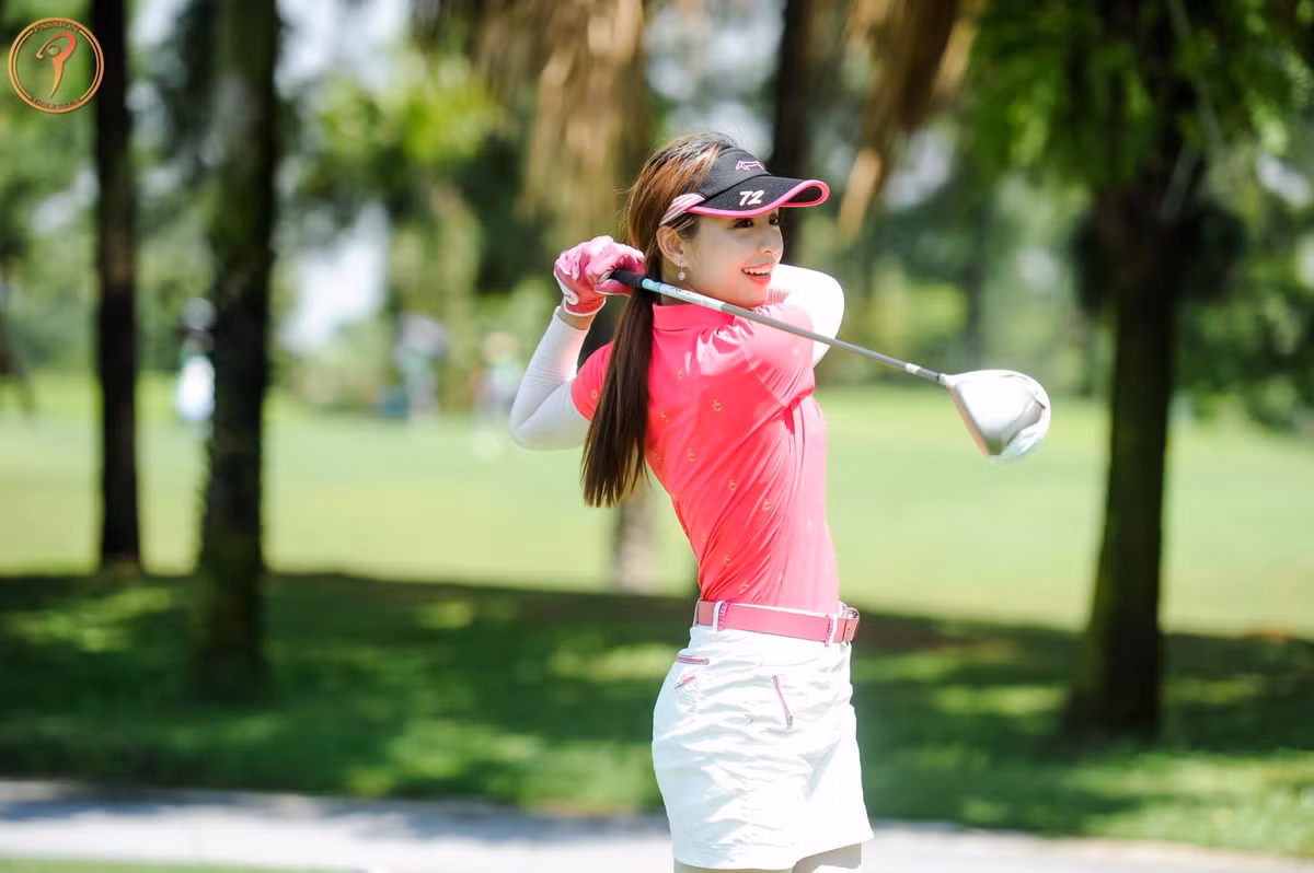 Người đẹp sinh năm 1996 cho biết, cô thay đổi nhiều theo hướng tích cực kể từ khi chơi golf: "Golf có cách chơi khác hẳn so với các môn khác. Bộ môn này đòi hỏi người chơi phải như một người nghệ sĩ, không được vội vã, không được nóng nảy, hoà mình được với thay đổi của thời tiết, với thiên nhiên,...Tú thấy rằng mình trưởng thành hơn trong việc chơi golf nữa".