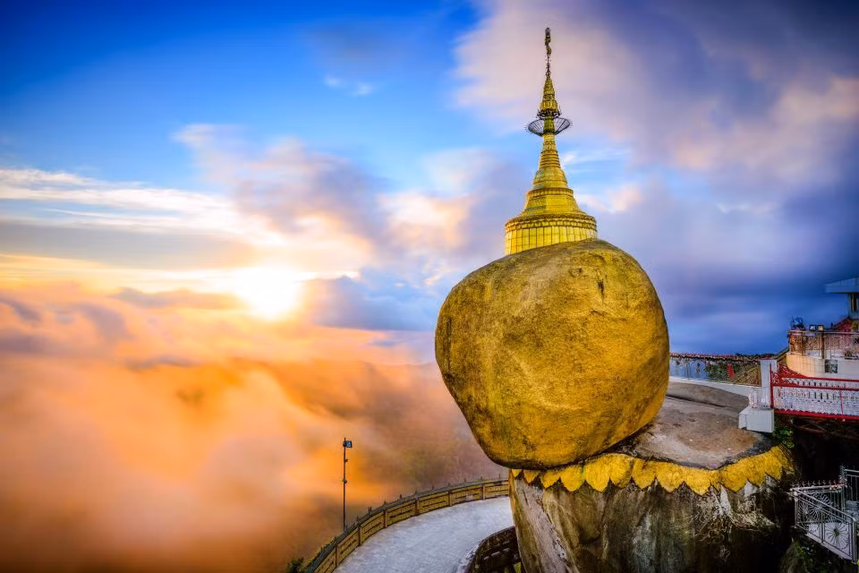 Kyaiktiyo, Myanmar: Đá Vàng (còn gọi là Kyaik-htiyo hay Kyaiktiyo) nằm trên một vách núi ở Yagon và được xem là một trong những chốn linh thiêng nhất của Myanmar. Tương truyền, hòn đá được giữ bởi một sợi tóc Phật. Một tháp nhỏ được đặt trên đỉnh, và một mặt của tảng đá được dát vàng bởi những người hành hương. Ảnh: Easy Voyage.