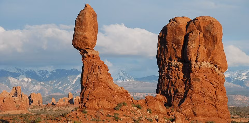 Đá thăng bằng, Utah, Mỹ: Đây là một trong những điểm tham quan nổi tiếng nhất Công viên quốc gia Arches, nằm cạnh đường chính qua công viên, cách cổng vào khoảng 14 km. Tổng chiều cao của khối đá này là 39 m, với tảng phía trên cao 16,75 m và to tương đương 3 chiếc xe bus. Ảnh: NPS. 