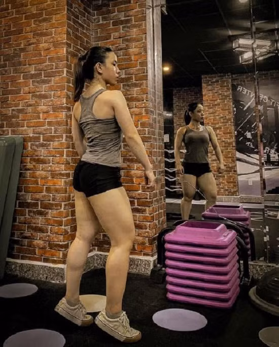 Su that dang sau than hinh co bap cuon cuon cua co gai Ca Mau