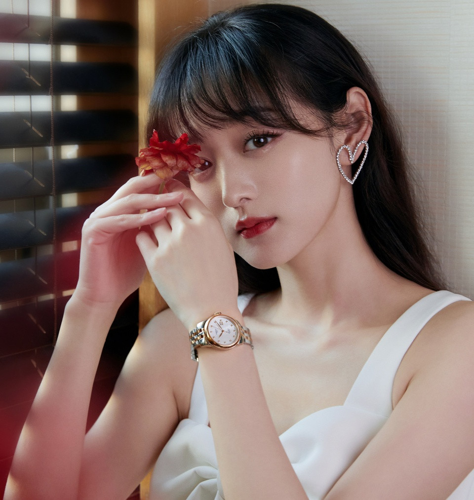 br/> Theo QQ, khán giả đánh giá Hà Hoằng San thể hiện được nét tinh nghịch, đáng yêu của nhân vật khi ở bên Tiêu Phong. Nữ diễn viên sinh năm 1987, song ngoại hình trẻ trung, hợp với độ tuổi nhân vật. Hà Hoằng San được nhận xét là tạo nên một A Tử có bản sắc riêng, là điểm sáng của Thiên long bát bộ 2021.