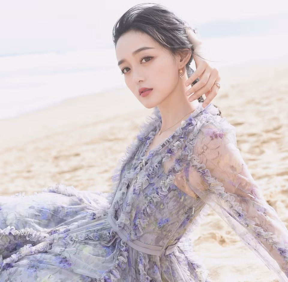 br/> Trong Cẩm tâm tựa ngọc, nữ diễn viên sinh năm 1987 vào vai thiếu nữ Kiều Liên Phòng một lòng si mê hầu gia Từ Lệnh Nghi. Nàng có mối quan hệ tốt với mẹ chồng thái phu nhân và có quốc công phủ sau lưng, vì vậy gây ra không ít khó khăn cho Thập Nhất Nương (Đàm Tùng Vận).