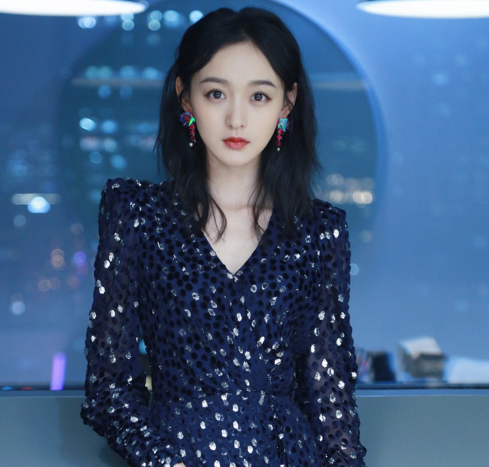 br/> QQ đánh giá người đẹp có khả năng diễn xuất, ngoại hình nổi bật, song sự nghiệp không gặp may. Hà Hoằng San ít được giao vai nữ chính. Trong khi đó, khi đóng vai phụ, cô thể hiện tốt, thậm chí vượt trội nữ chính. Thiên long bát bộ không thành công, Hoằng San dù diễn xuất tròn vai cũng khó thăng tiến trong sự nghiệp.