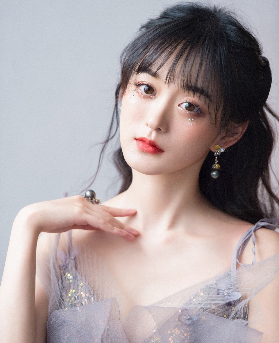 br/> Nhân vật A Tử khiến khán giả tức giận vì những trò đùa quái ác song cũng thương cảm cho tình yêu ngang trái mà A Tử dành cho Tiêu Phong. Phiên bản Thiên long bát bộ 2003, vai diễn A Tử của do nữ diễn viên Trần Hảo thể hiện rất thành công. Do đó, Hà Hoằng San gặp áp lực lớn khi diễn vai này.