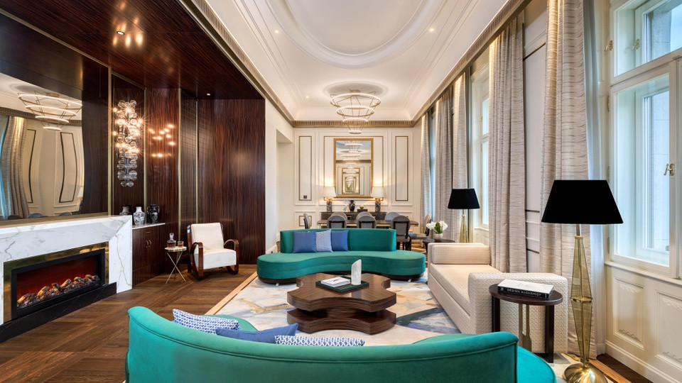 br/> Royal Suite có phòng ngủ master, phòng tắm, phòng khách và phòng làm việc riêng biệt. Ngoài ra du khách có thể chọn kết nối thêm 2 phòng để tạo thành một căn hộ ba phòng ngủ.